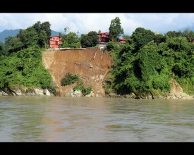 देवघाटको गलेश्वर आश्रमतर्फ बढ्यो त्रिशुलीको पहिरो